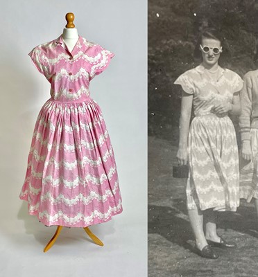 Lot 829 - A late 1940s Horrockses printed cotton day dress | in a stylised scalloped lace pattern on pink