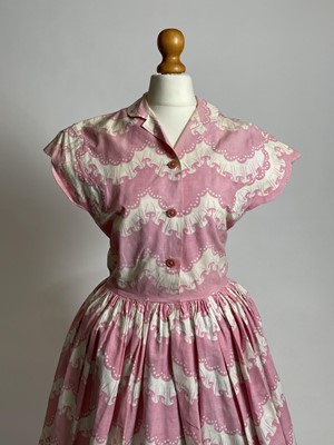 Lot 829 - A late 1940s Horrockses printed cotton day dress | in a stylised scalloped lace pattern on pink