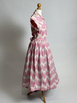 Lot 829 - A late 1940s Horrockses printed cotton day dress | in a stylised scalloped lace pattern on pink