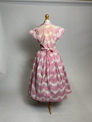 Lot 829 - A late 1940s Horrockses printed cotton day dress | in a stylised scalloped lace pattern on pink
