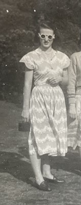 Lot 829 - A late 1940s Horrockses printed cotton day dress | in a stylised scalloped lace pattern on pink