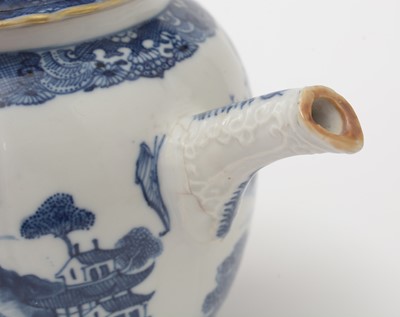 Lot 643 - Chinese export blue and white teapot