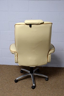 Lot 14 - A cream leather executive office armchair.