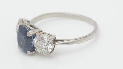 Lot 475 - A sapphire and diamond ring
