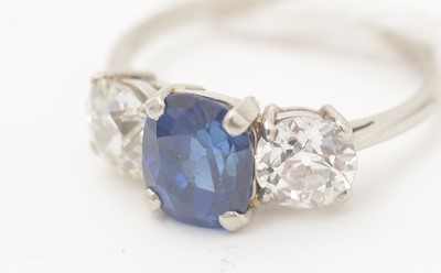 Lot 475 - A sapphire and diamond ring