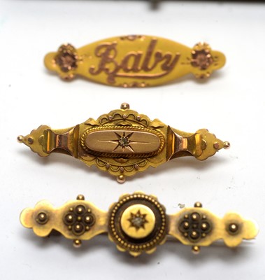 Lot 115 - Four late Victorian and later brooches