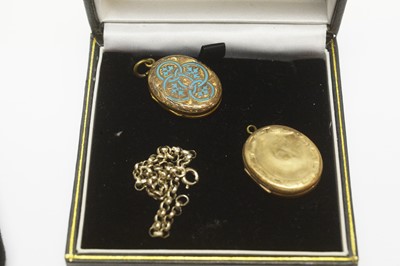 Lot 136 - A selection of gold jewellery and other items