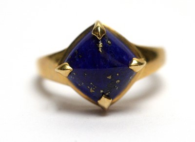 Lot 152 - A lapis lazuli ring