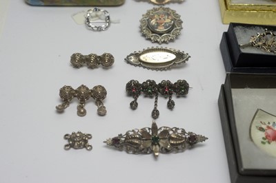 Lot 173 - A collection of Edwardian silver brooches