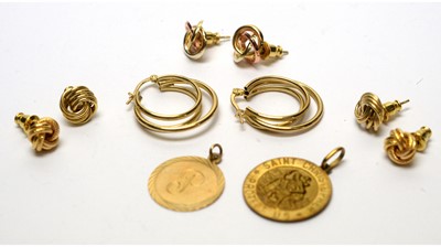 Lot 191 - A selection of 9ct yellow gold earrings and pendants