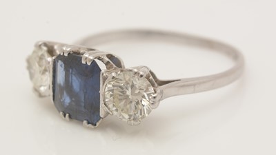 Lot 489 - A sapphire and diamond ring