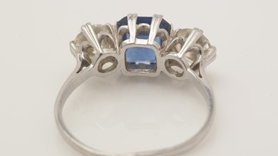 Lot 489 - A sapphire and diamond ring