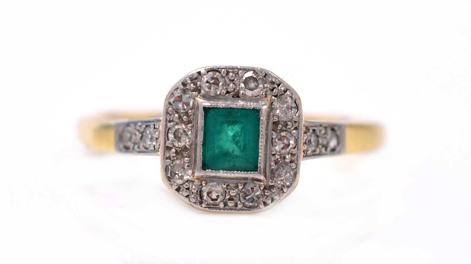 Lot 491 - An emerald and diamond cluster ring