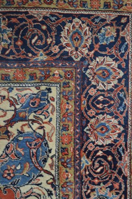 Lot 1098 - A Sarough carpet