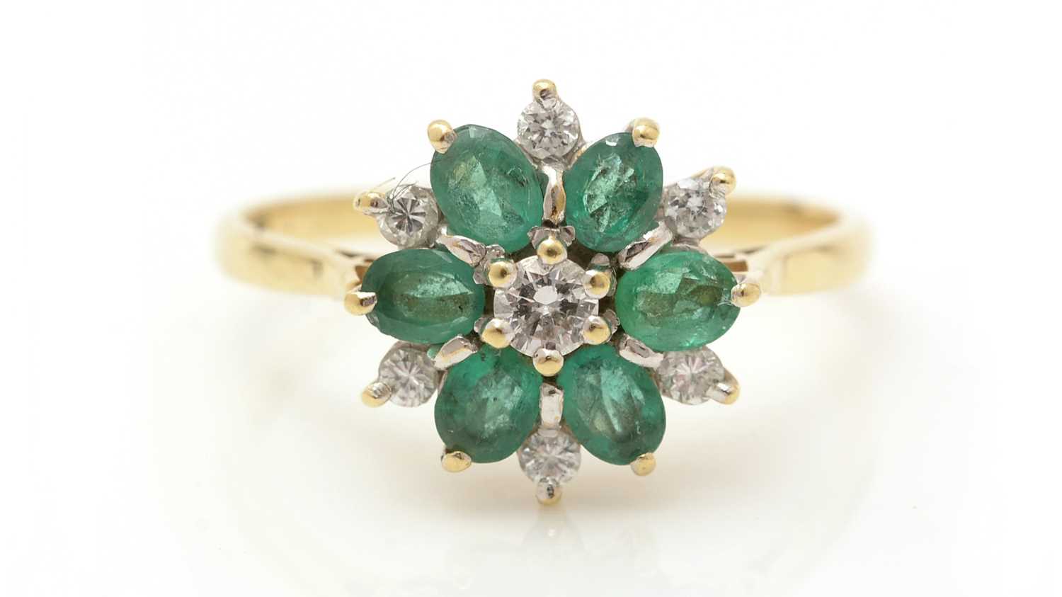 Lot 339 - An emerald and diamond cluster ring