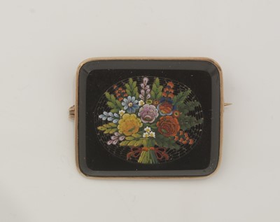 Lot 400 - A selection of 19th Century mourning brooches