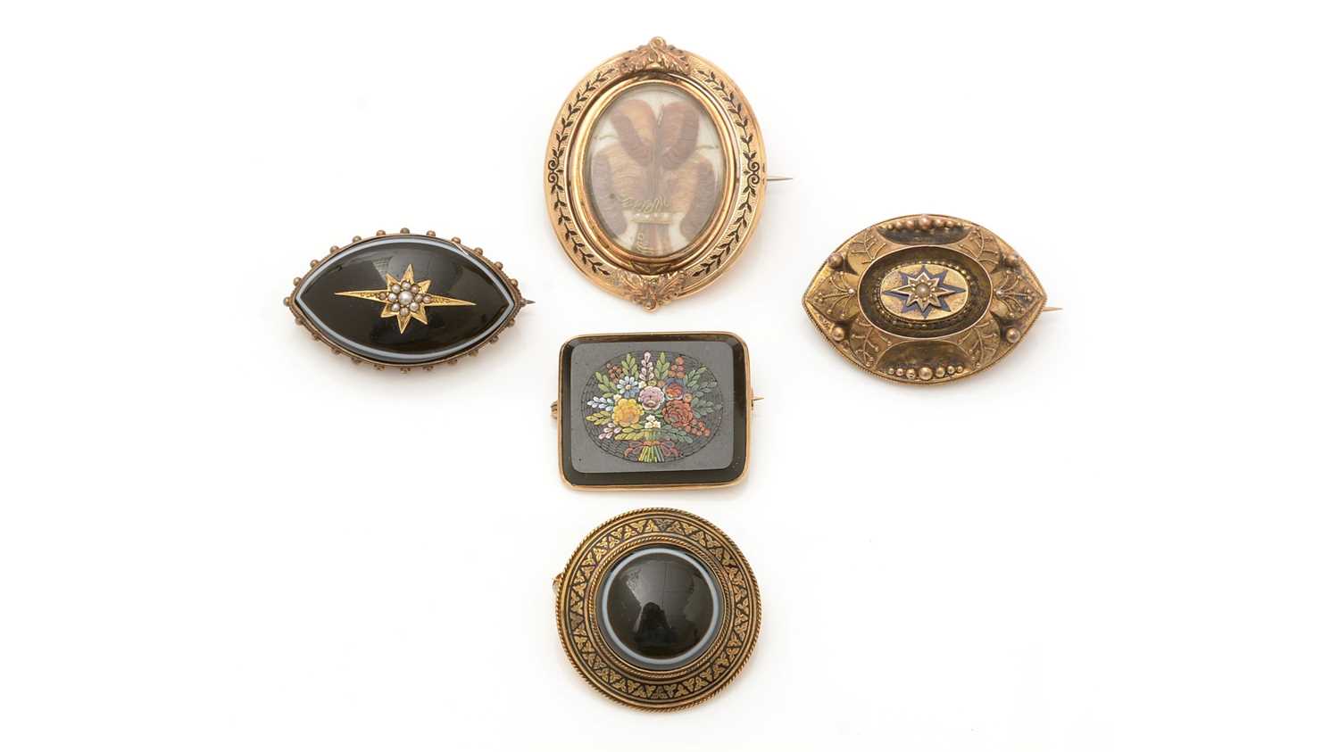 Lot 400 - A selection of 19th Century mourning brooches