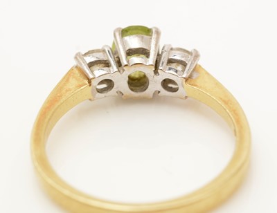 Lot 326 - A peridot and diamond ring