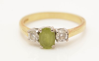 Lot 326 - A peridot and diamond ring