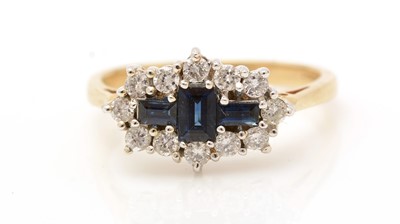 Lot 328 - A sapphire and diamond cluster ring