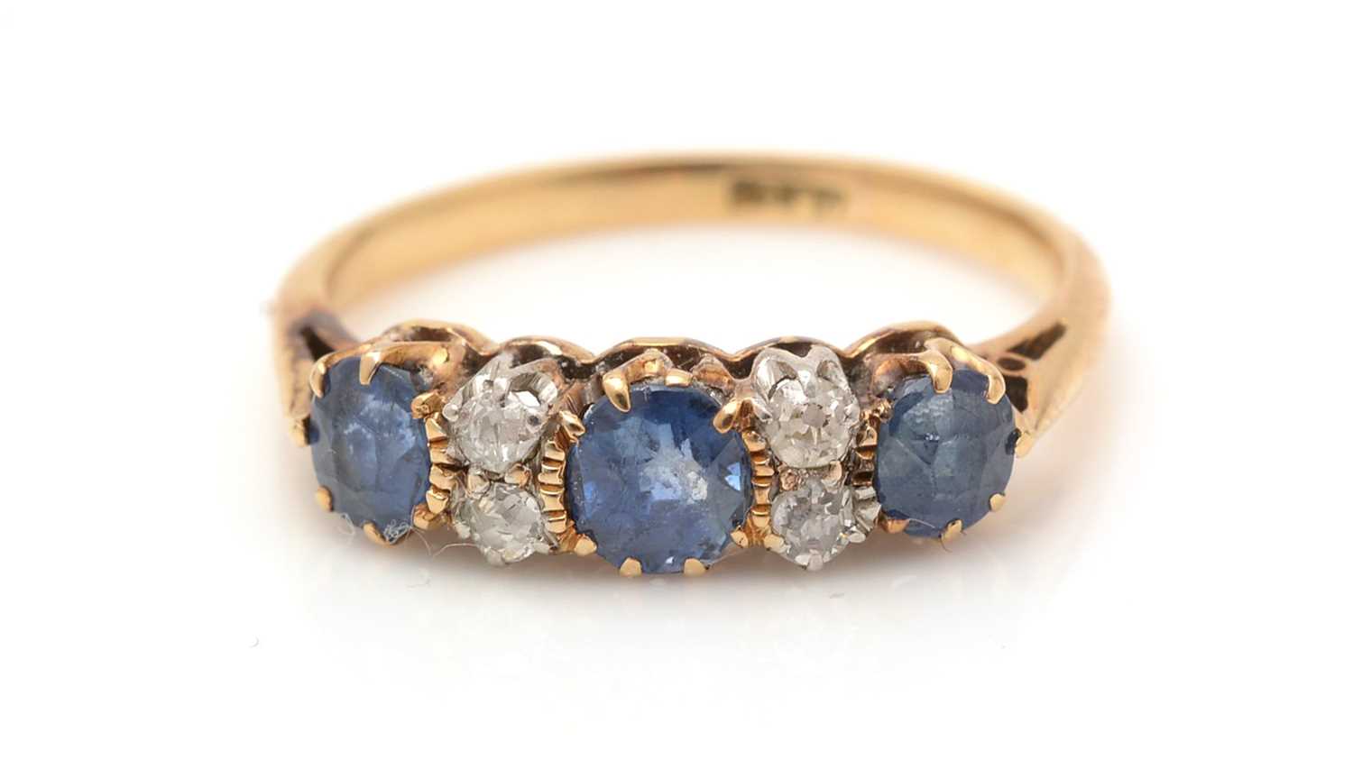 Lot 329 - A sapphire and diamond ring