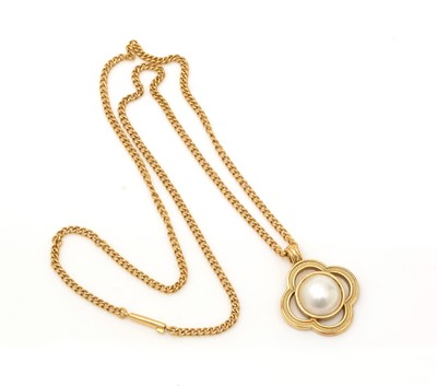 Lot 331 - Manner of Van Cleef & Arpels: an 18ct yellow gold and mabe-pearl pendant