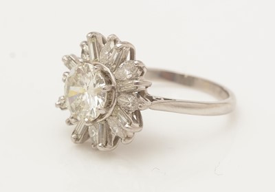 Lot 424 - A diamond cluster ring