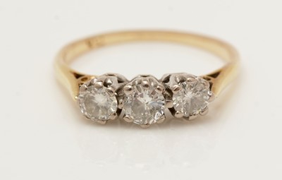 Lot 323 - A three stone diamond ring