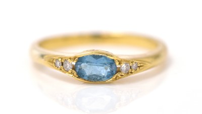 Lot 357 - An aquamarine and diamond ring