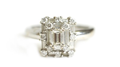 Lot 499 - A diamond cluster ring