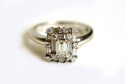 Lot 499 - A diamond cluster ring