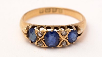 Lot 125 - An Edwardian sapphire and diamond ring