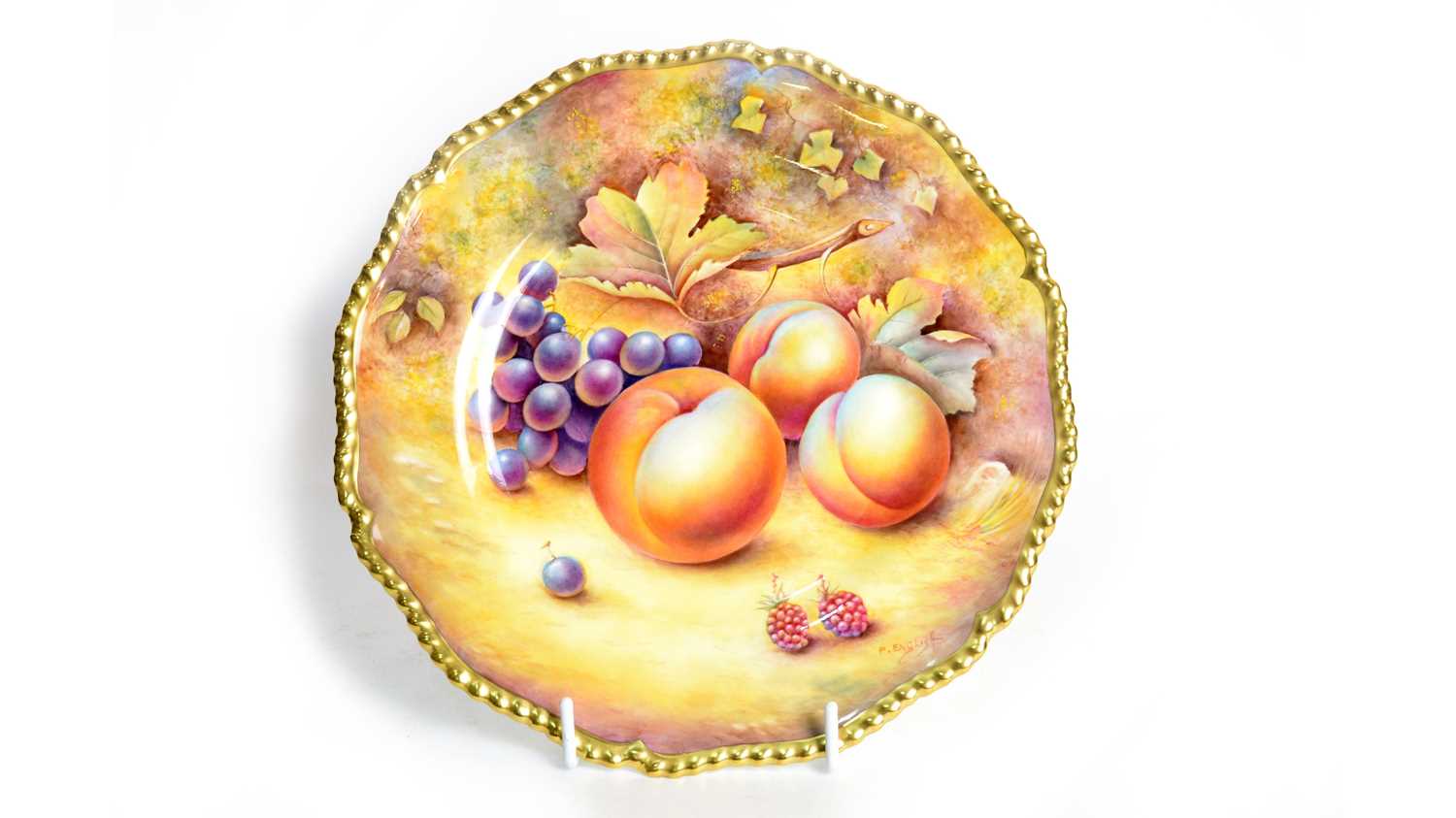 Lot 717 - Fruit painted Worcester plate