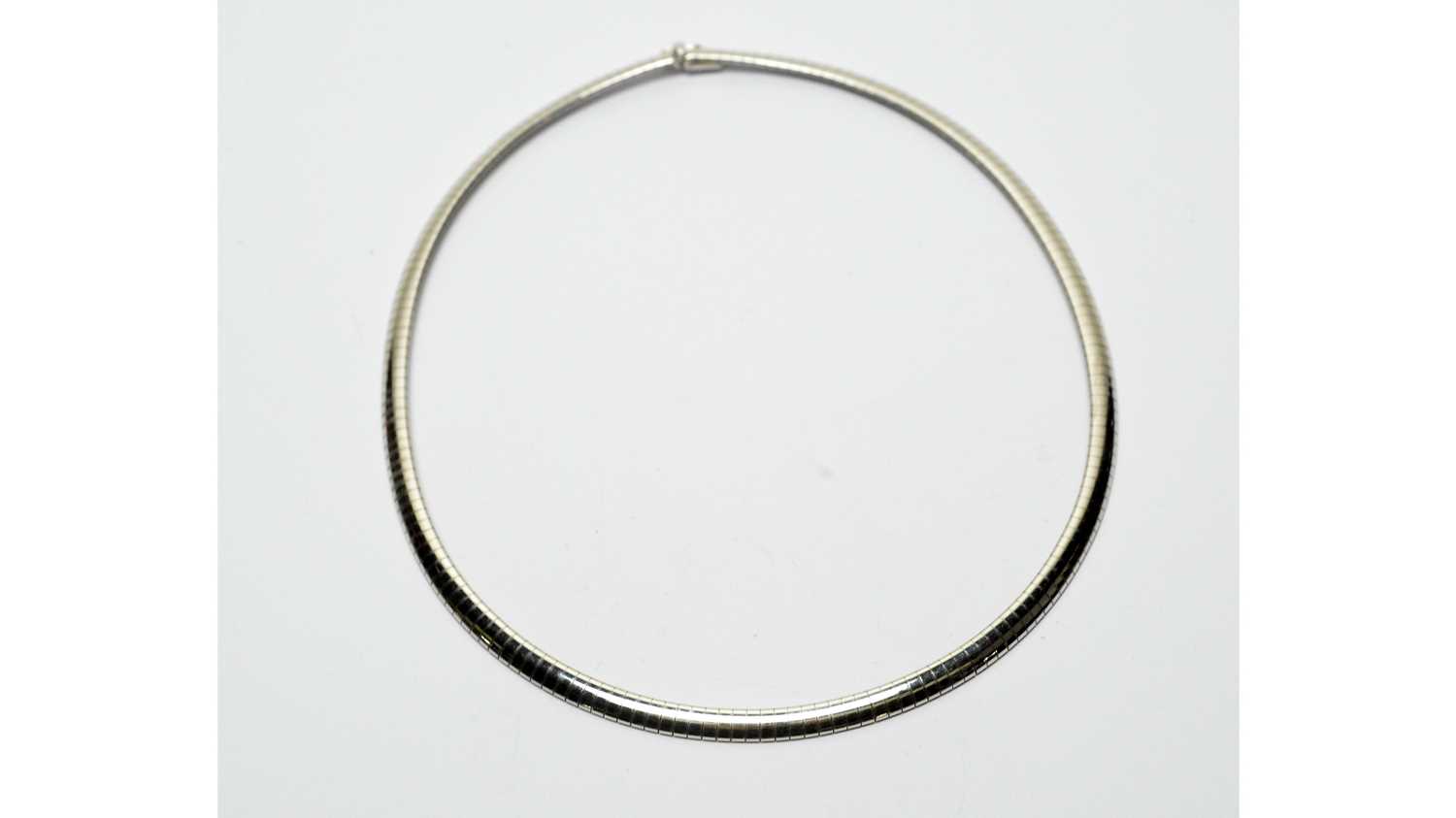 Lot 223 - An 18ct white gold necklace