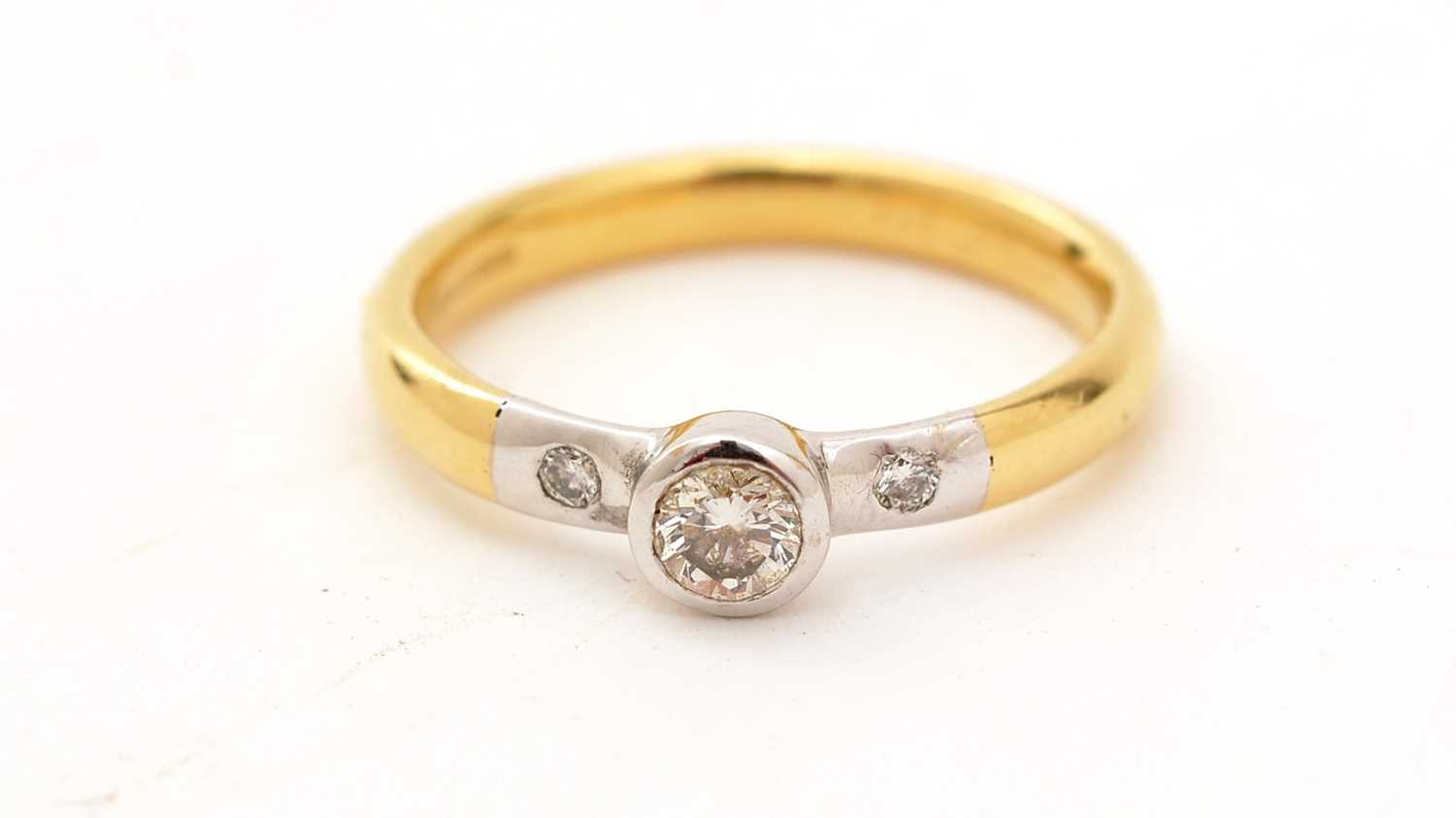 Lot 101 - A diamond ring