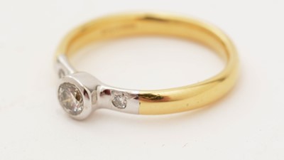Lot 101 - A diamond ring