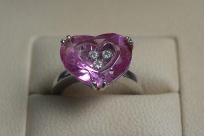 Lot 504 - Chopard "So Happy Diamond": a diamond and synthetic pink sapphire ring