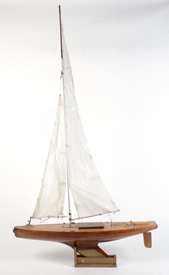Lot 665 - An early 20th Century scratch-built pond yacht