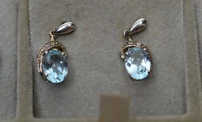 Lot 135 - A selection of earrings