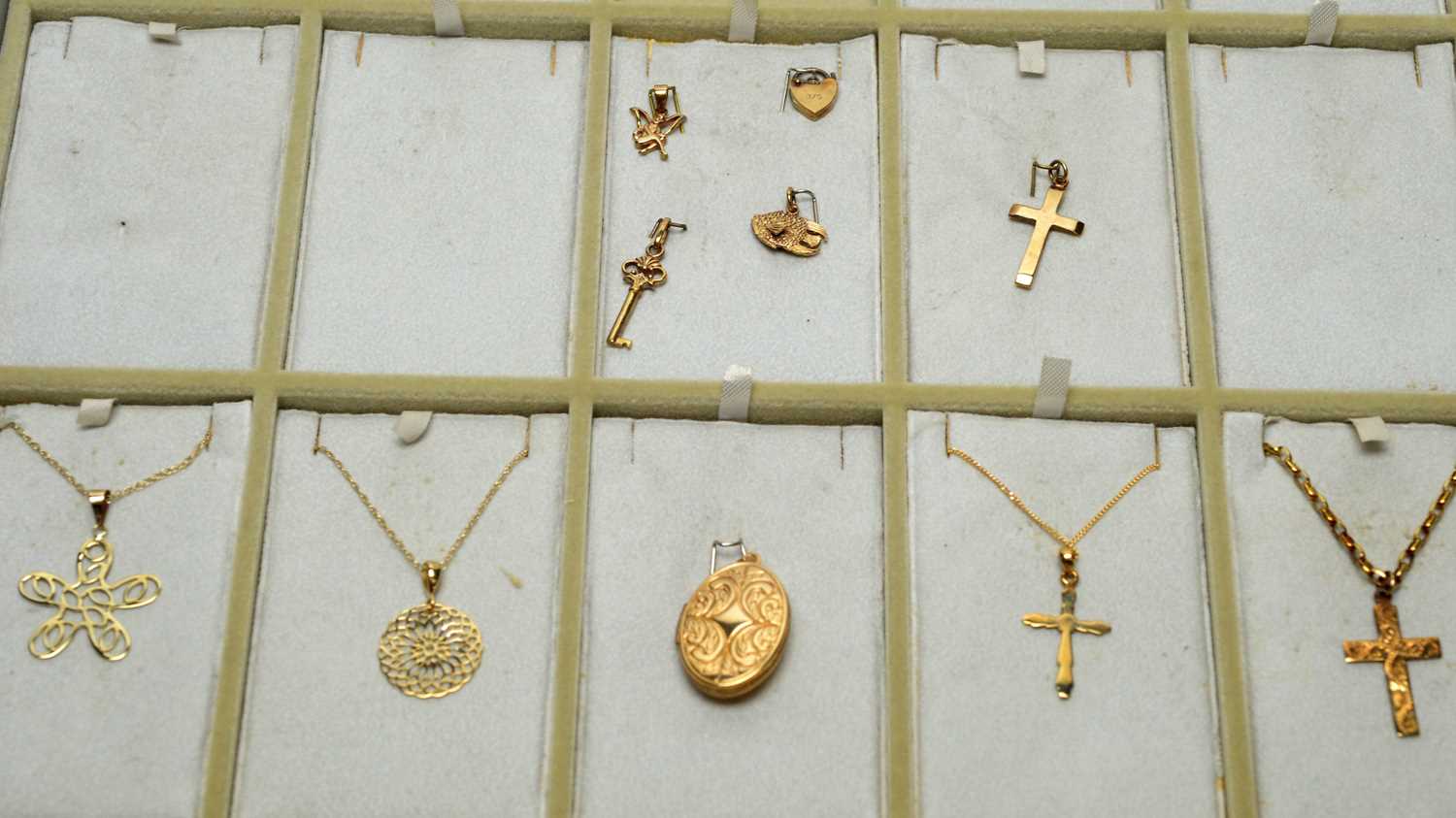 Lot 137 - A selection of 9ct yellow gold pendants and charms