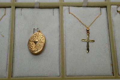 Lot 137 - A selection of 9ct yellow gold pendants and charms