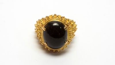 Lot 150 - An 18ct yellow gold and onyx ring