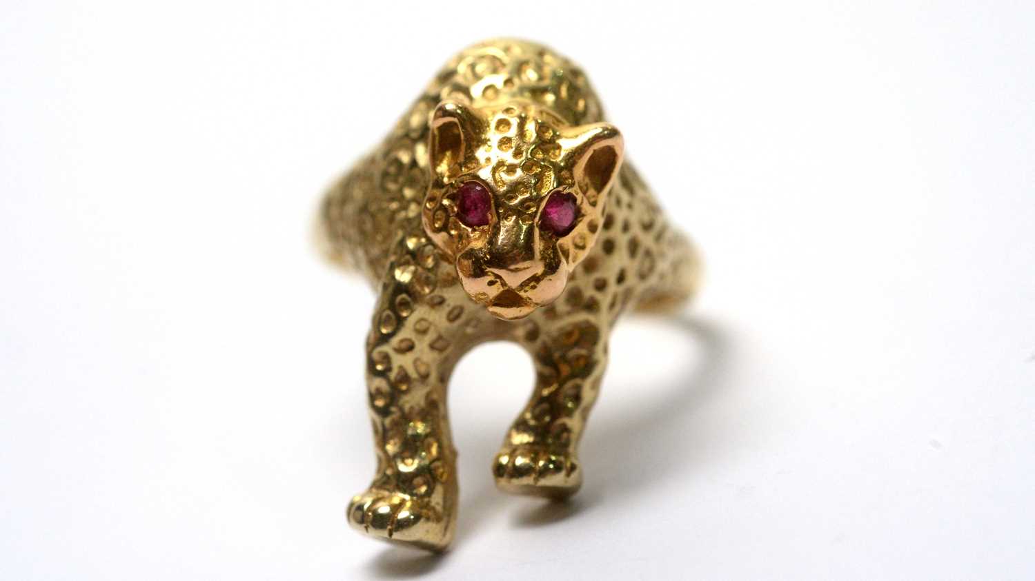 Lot 157 - An 18ct yellow gold panther pattern ring