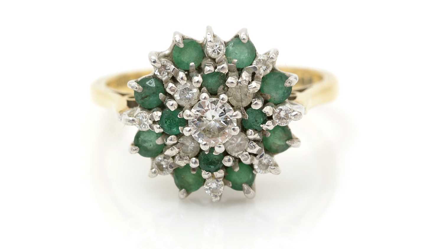 Lot 477 - An emerald and diamond cluster ring