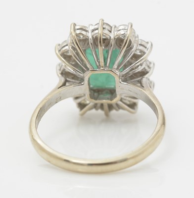 Lot 478 - An emerald and diamond cluster ring