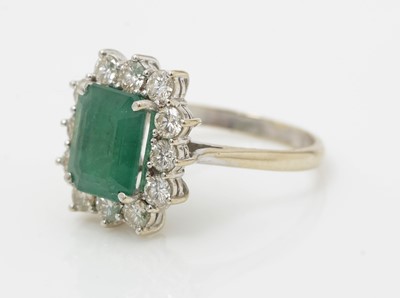 Lot 478 - An emerald and diamond cluster ring