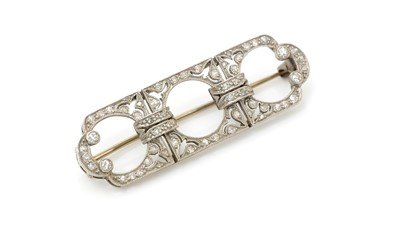 Lot 448 - An Art Deco diamond brooch