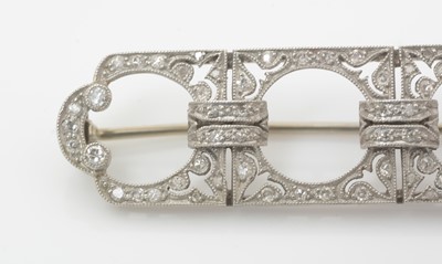 Lot 448 - An Art Deco diamond brooch