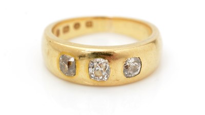 Lot 479 - A Victorian three stone diamond ring