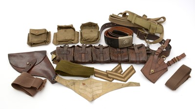 Lot 781 - A selection of military items